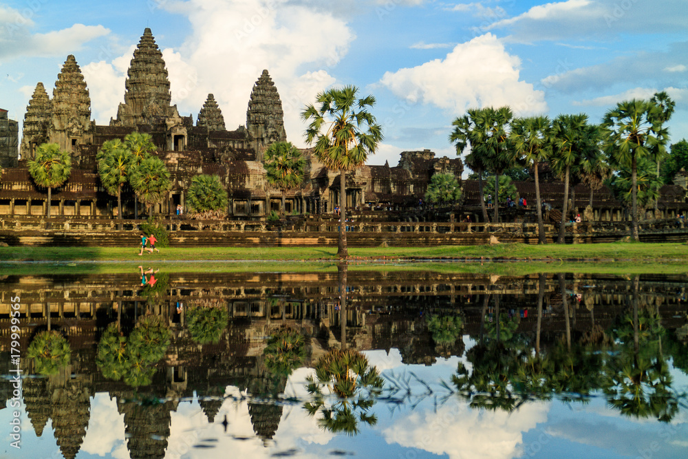 Fototapeta premium Dzieci biegające przed Angkor Wat