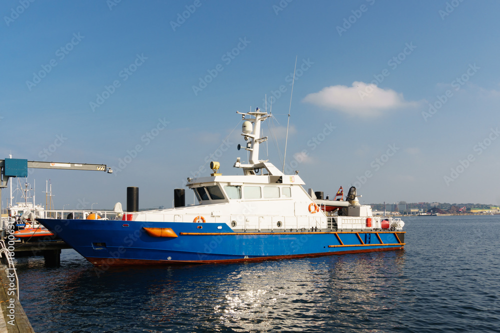 Naklejka premium Schiff der kieler Küstenwache am Hindenburgufer