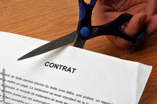 Contrat coupé avec des ciseaux