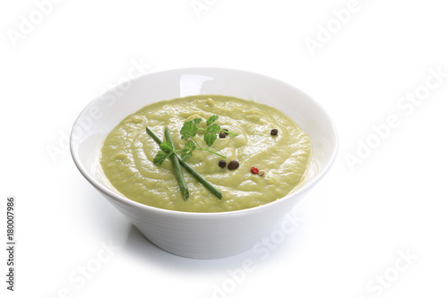 soupe de légume vert sur fond blanc