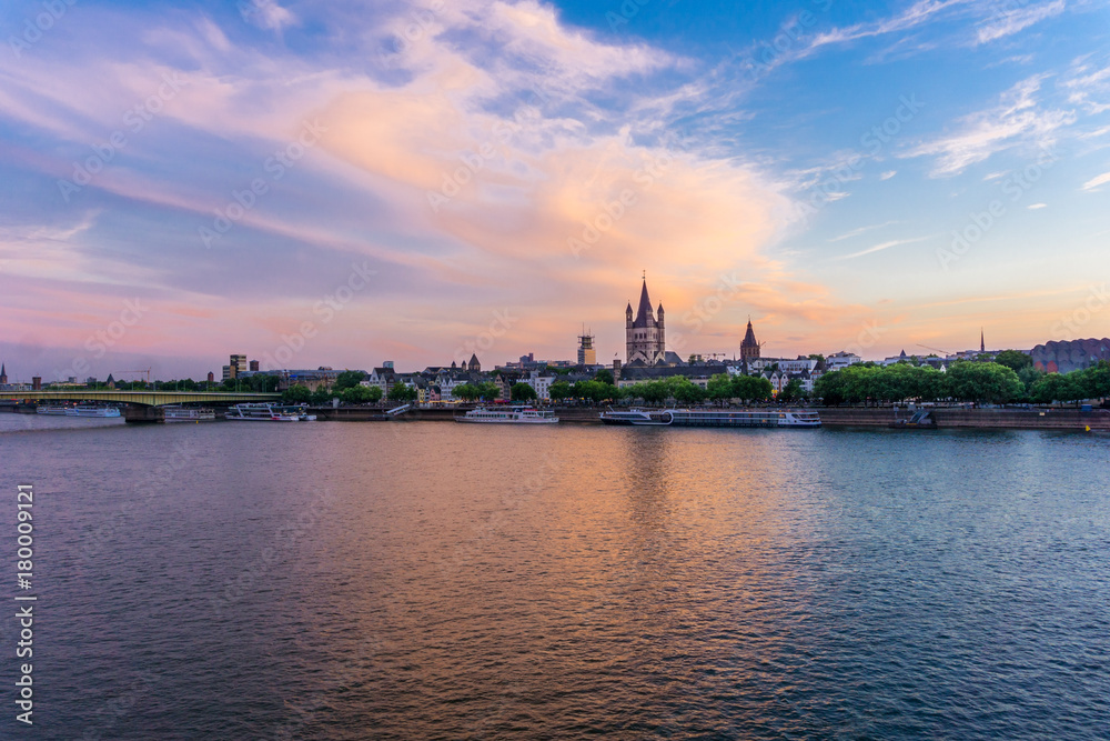 Blick auf die Stadt Köln und den wunderschönen Rhein in der Abenddämmerung