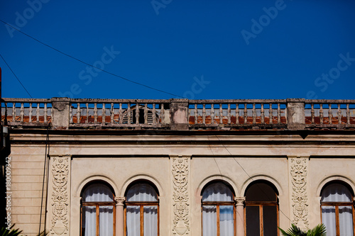arches of the roof of the column of the parapet