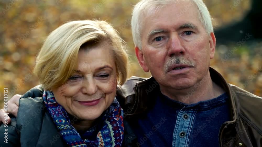 Portrait of happy, mature couple sitting on a bench park
Portrait of happy, mature couple sitting on a bench park
