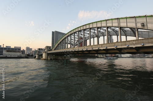 日本の東京都市景観「墨田川や勝鬨橋などを望む」 © Ryuji