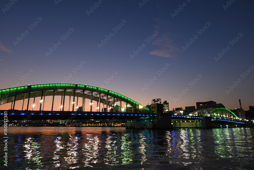 Naklejka premium 日本の東京都市景観・夕景「墨田川やライトアップされた勝鬨橋などを望む」