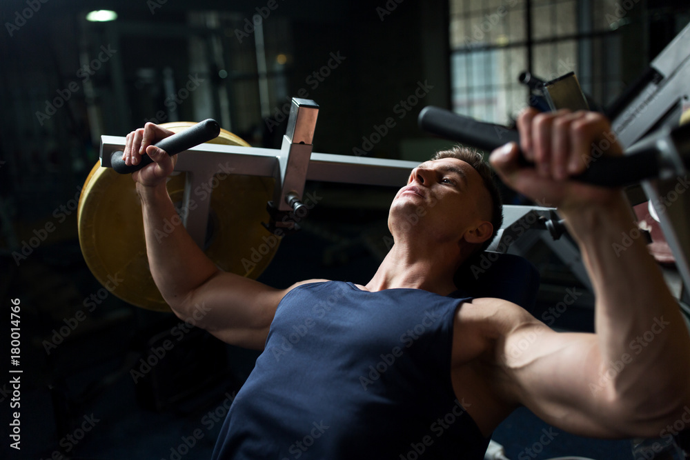 Fotografie man doing chest press on exercise machine in gym