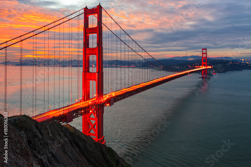 Canvas Print The sun rises over San Francisco and the Golden Gate Bridge