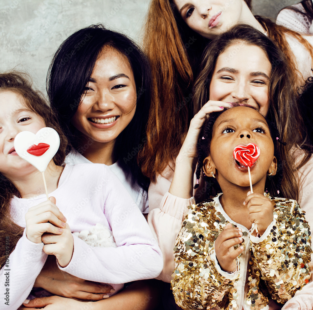 Φωτογραφία Lifestyle and people concept: young pretty diversity nations woman with different age children celebrating on birth day party together happy smiling, making selfie