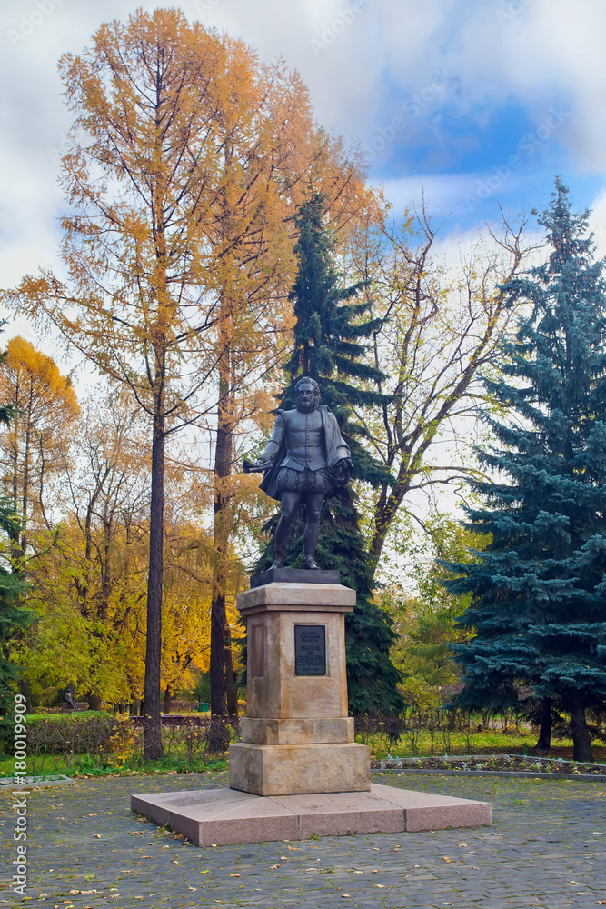 Fototapeta premium Monument to the writer Miguel de Cervantes in Moscow
