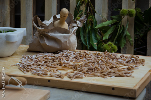 Konstfotografi tagliatelle di farina di castagne, al pesto genovese