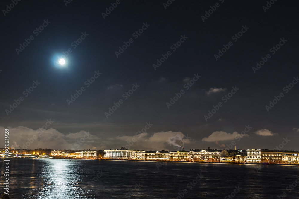 ночной Санкт-Петербург в лунном свете