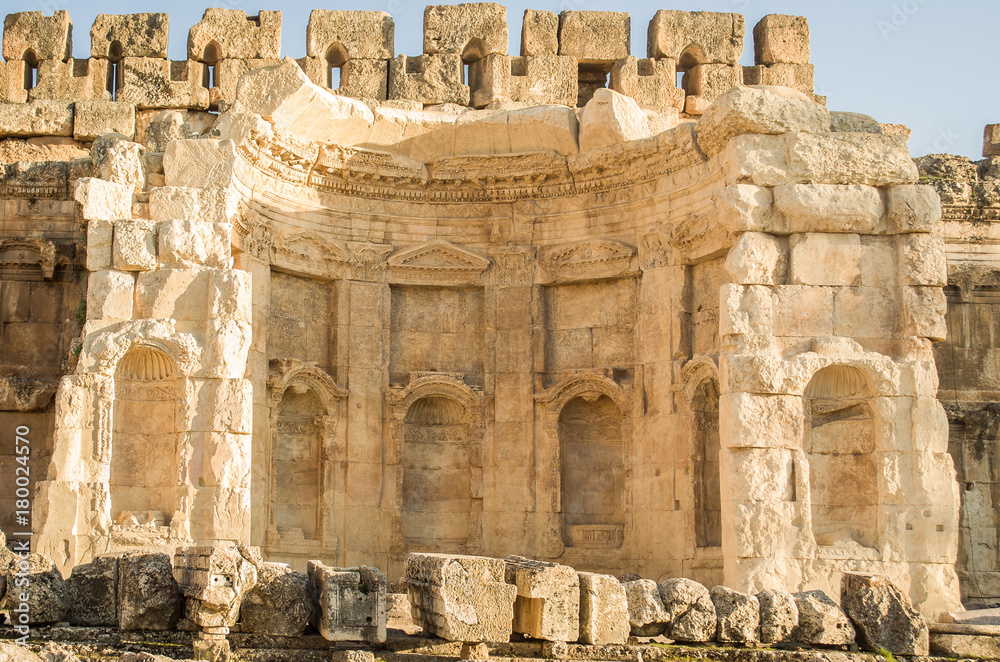 Ruínas de Baalbek, 0s romanos construíram Balbeque para honrar a Júpiter, a Baal e a Baco, e para impressionar as nações do Oriente com o poder e a grandeza de Roma. 