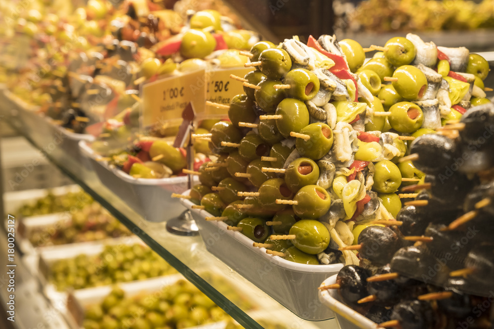 Obraz premium Assorted Olives on Display in Mercado de San Miguel in Madrid Spain