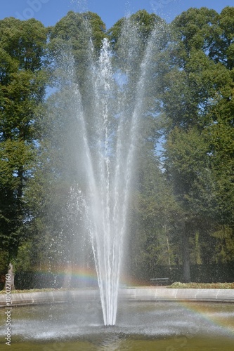 Regenbogen im Springbrunnen Wasserspiel Wasserfontaine