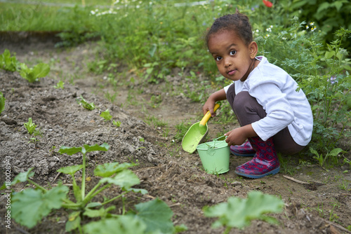 Eriträer-Mädchen Lydia hilft bei der Arbeit im Garten für Asylsuchende mit