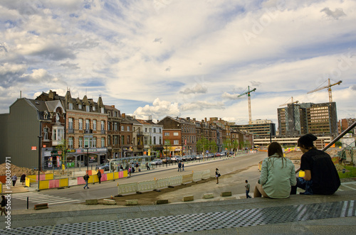 ベルギー・リエージュ駅前とカップル