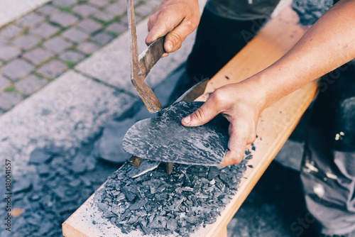 Foto a roofer makes a heart shape from a roof slate