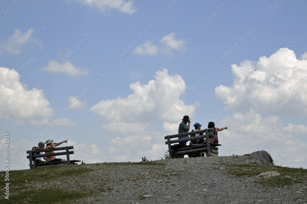 Naklejka premium touristen an der kanzelwand im kleinwalsertal