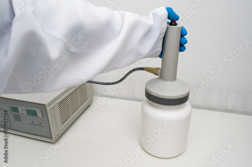 Wallpaper Mural Operador lacrando embalagem alimentícia com selador indutivo, embalando alimento. Torontodigital.ca