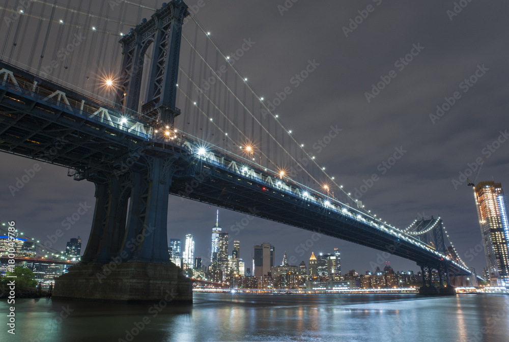 Fototapeta premium Manhattan Bridge and beyond from Brooklyn
