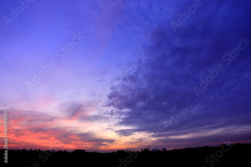 Czerwony zachód słońca i granatowe chmury. © Stanisław Błachowicz