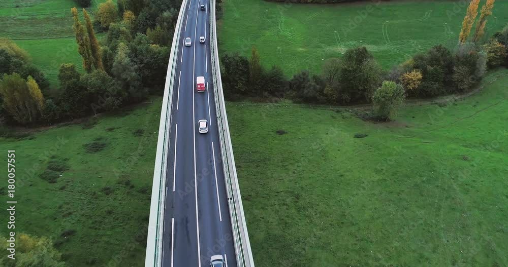 vue arérienne d'un pont et d'un tunnel 