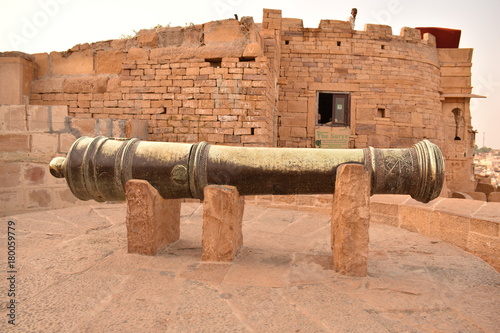 Fototapete ancient cannon kept in the top of jaisalmer fort of jaisalmer rajasthan india