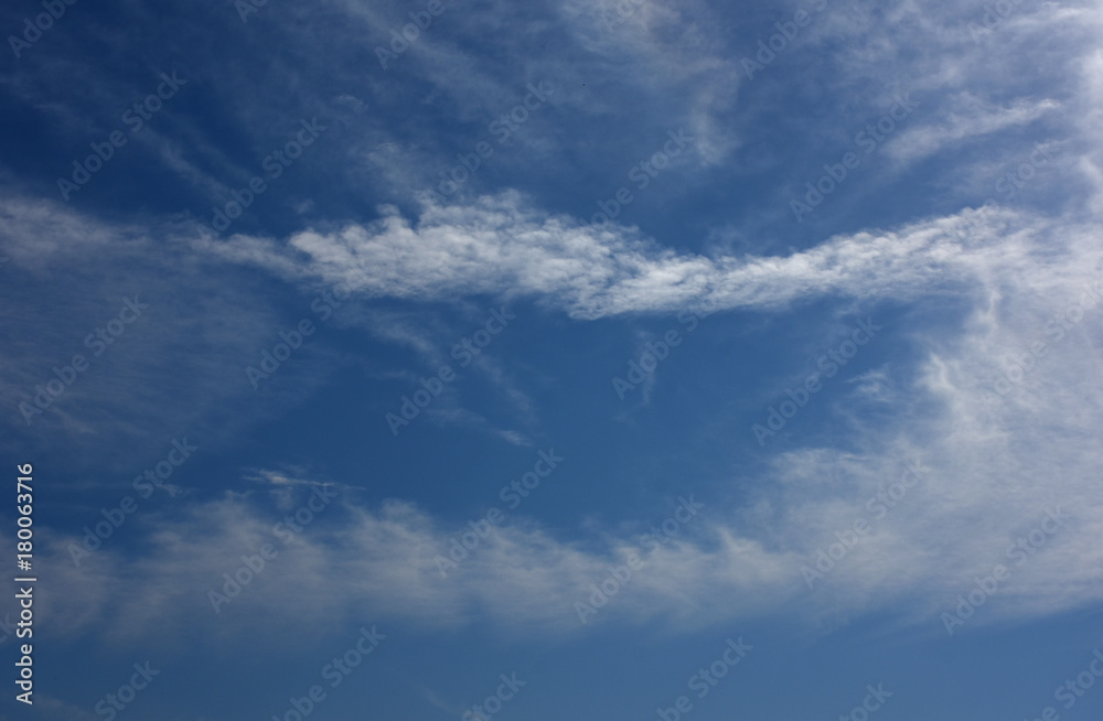 青空と雲 雲の風景 二つに分かれる 人生の岐路などのイメージ Stock Photo Adobe Stock