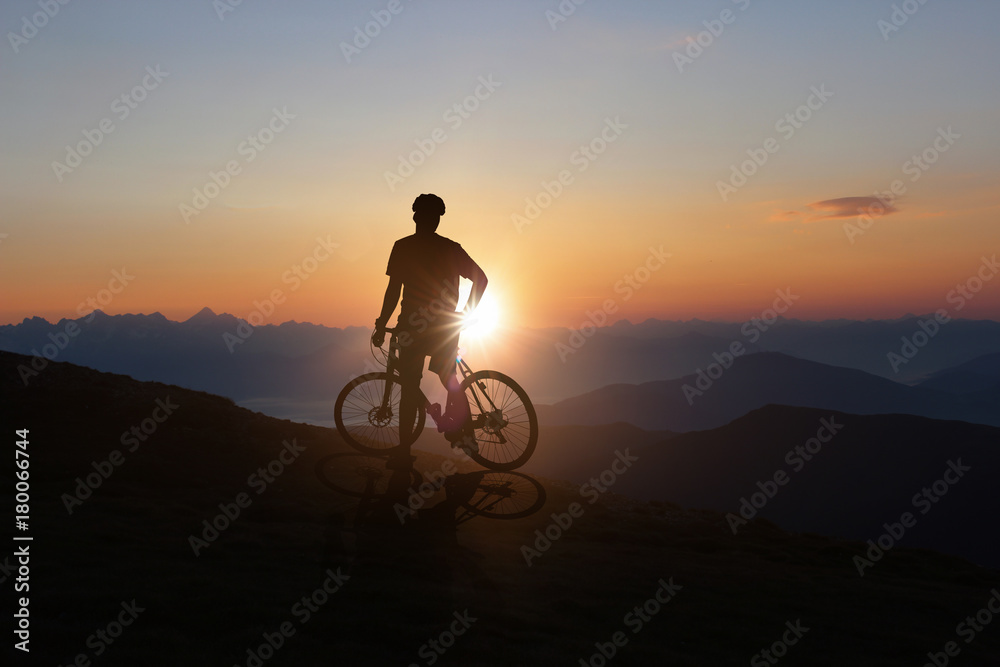 Obraz premium Mountainbiker in den Bergen