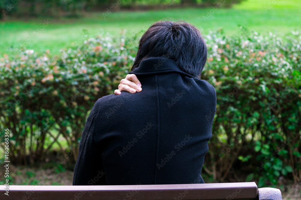 Fototapeta premium 肩を押さえる男性