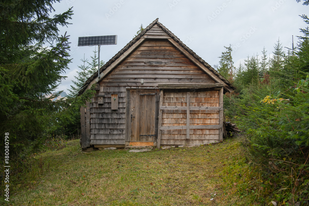 Holzhütte im Wald mir Solarzelle Holzhütte im Wald mir Solarzelle