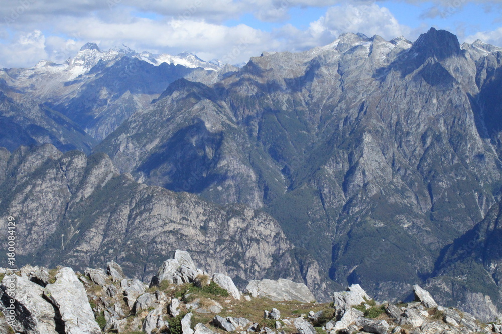 Traumtag in den italienischen Alpen / Blick vom Monte Berlinghera zu den Gipfeln der Rätischen Alpen mit Pizzo Badile