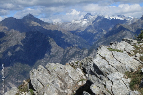 Traumtag in den italienischen Alpen / Blick vom Monte Berlinghera auf die Rätischen Alpen mit Pizzo Badile