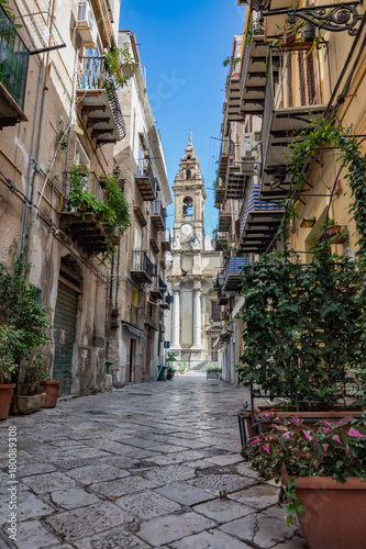 Fototapeta Naklejka Na Ścianę i Meble -  Vicolo del centro storico di Palermo, Italia