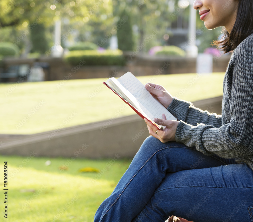 Obraz premium Asian woman reading notes
