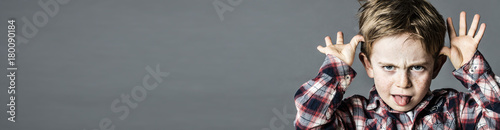 Foto angry little brat enjoying making a grimace for misbehavior, panorama