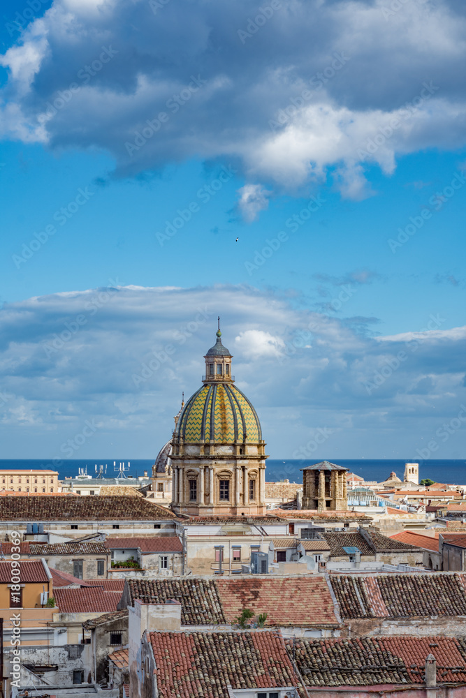 Skyline della città di Palermo visto dai tetti, Italia