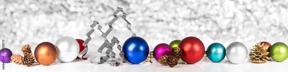 Christbaumkugeln bunt mit Tannenzapfen und Ausstechform Tannenbaum, Header Christbaumkugeln bunt mit Tannenzapfen und Ausstechform Tannenbaum, Header