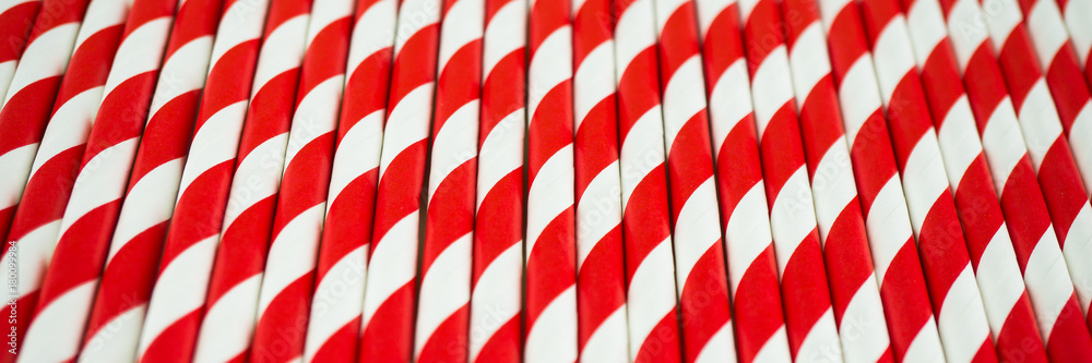 Fototapeta premium Rot weiß gestreifte Strohhalme, Banner, horizontal
