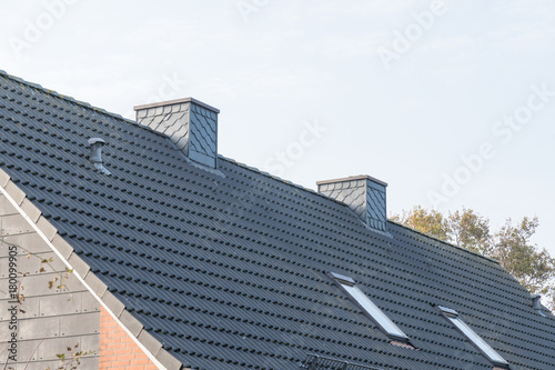 Schornsteine auf einem Dach