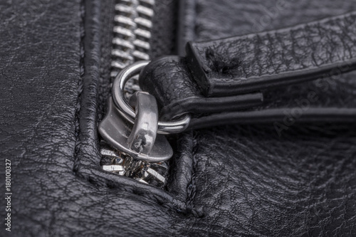 Lock the zipper from the leather bag.