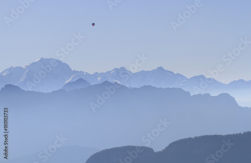 Paysage de montagnes brumeuses avec une montgolfière