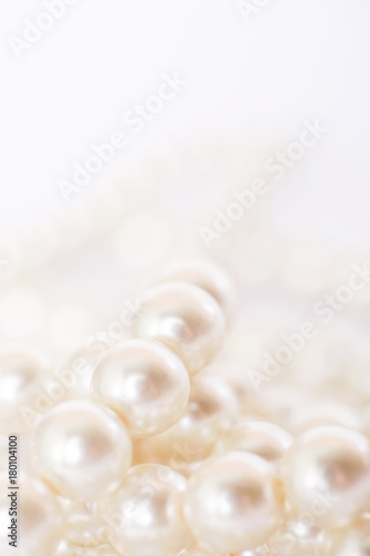 Stos perły na białym tle