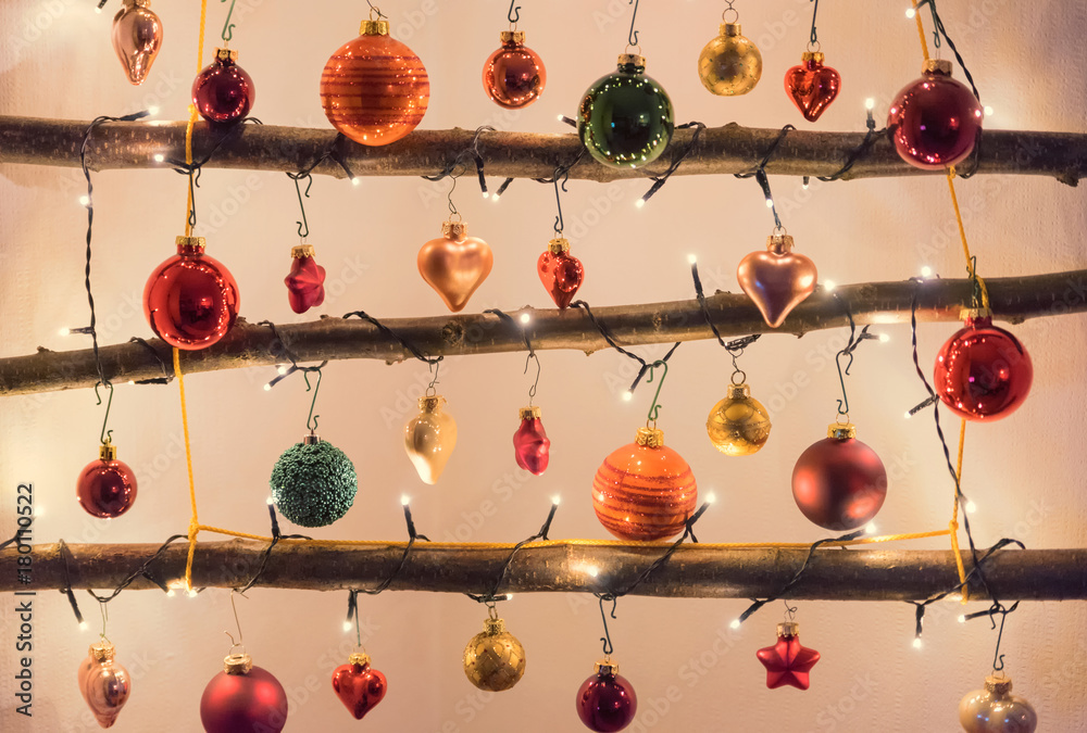 Weihnachtsdeko - Äste mit Kugeln und beleuchteter Lichterkette Stock-Foto |  Adobe Stock