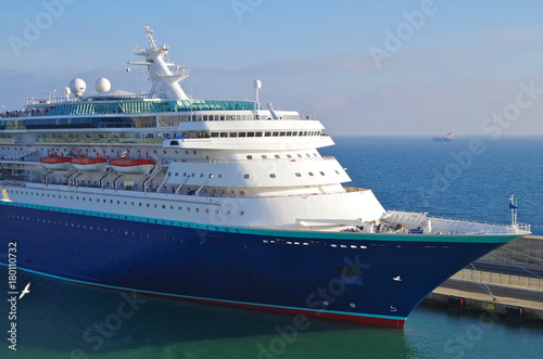 Kreuzfahrtschiff MS Sovereign von Pullmantur Cruises im Hafen von Civitavecchia, Italien