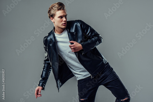 Tapety artystyczne Handsome man on grey background