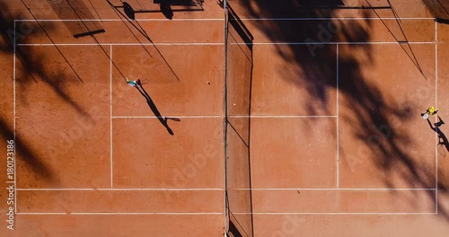 jeunes qui jouent au tennis sur terre battue 