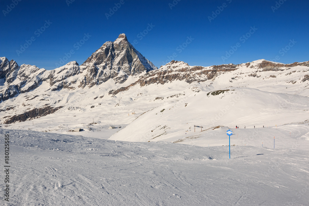 pista da sci in Valtournanche. Sullo sfondo il monte Cervino