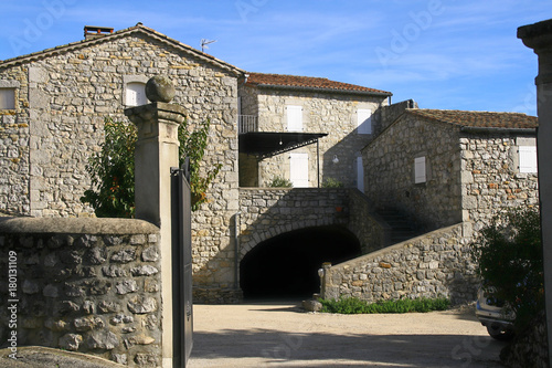 grande bâtisse en pierres en Ardèche photo