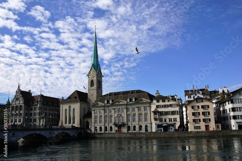 Limmat fluss in Zürich in der Schweiz mit Fraumünster Kirche 